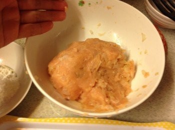 step3: 雞肉加入洋蔥攪勻