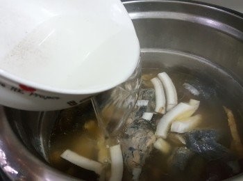 step9: 轉中火煲1.5小時；最後再倒入新鮮椰子水大火煮滾、加入1/4茶匙粗鹽調味即可