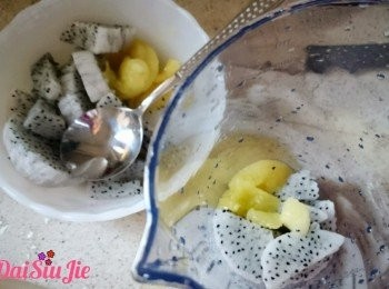 step3: 把所有材料加入與攪拌捧附上的量杯內，用攪拌捧打約一分鐘，打至都碎掉就完成。就是這麼簡單！