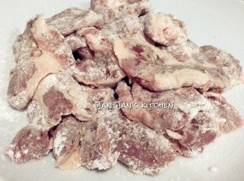 step1: 豬扒洗淨抹乾，用刀背剁鬆變大，切件或整塊亦可，均勻沾上生粉。