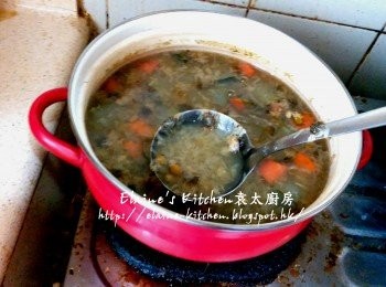 step6: 1小時後加入冰糖拌勻 , 轉用中火煲至冰糖完全溶掉 , 熄火30分鐘即可