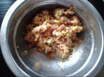 step2: 肉沫中倒入少許生抽，生粉，鹽拌勻。