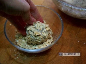 step4: 搓成直徑約1.5寸的球狀蝦丸，滾上原片燕麥。