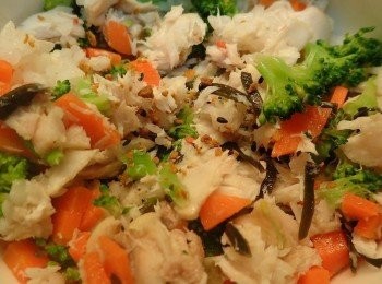 step4: 加入咖哩香鬆調味及烤過的昆布剪小塊混合填入甜筒裡,保留1/4魚塊擠上沙拉醬也是另一種特別的風味唷!將乳酪球.櫻桃佈置即可