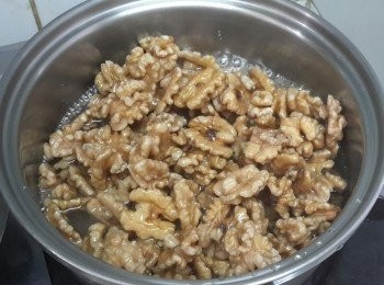 step3: 下合桃拌勻至表面都有糖漿，盛起