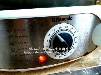 step12: 餃子放入電蒸鍋內 , 蓋上蓋蒸15分鐘