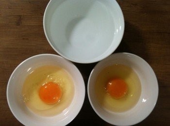 step2: 待電鍋跳起後，準備製作「太陽蛋」。拿出3個碗，其中2個碗，打入生雞蛋；最後1個碗，裝水備用。