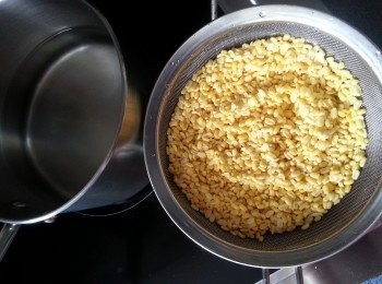 step1: 將開邊綠豆浸水一晚,洗淨隔去水份,食用開水煮滾後,加入開邊綠豆大火煮滾,
轉細火煮30分鐘