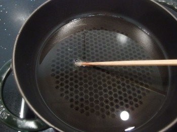 step6: 準備一個厚底鍋,倒入適量的油(油量不需太多)以半煎炸的方式,當筷子放入油鍋裡,筷子邊緣有小泡泡時,代表油溫已達170度c。