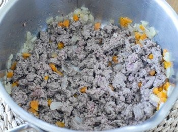 step2: 加入免治牛肉，煮至肉變色，下鹽和黑胡椒粉調味