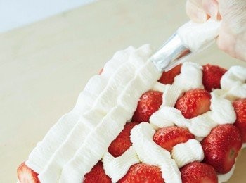 step15: 接著再擠上一條條發泡鮮奶油，將另一片海綿蛋糕的烘烤面朝下，疊在上面夾住。