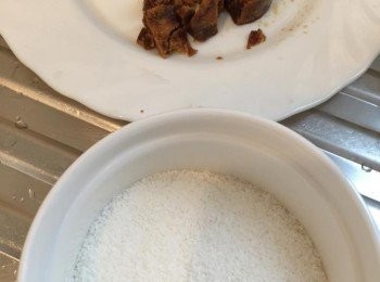 step3: 預備熟糯米粉、椰絲分別灑在碟上，椰糖切粒備用。