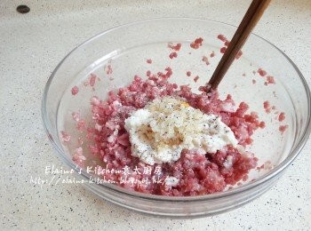 step7: 牛肉碎及豬肉碎加入少許鹽拌勻 , 再加入雞蛋 , 牛奶麵包糠 , 洋蔥及黑胡椒碎拌勻