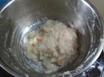 step8: 再將蝦膠由高處摔向盤內,(摔約15吓,令蝦膠更爽)將蝦膠放入雪櫃雪30分鐘