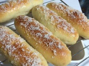 step6: 待包涼後掃上溶牛油，沾上椰絲，橫切備用