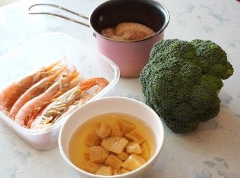 step2: 瑤柱洗一次後，浸軟後瀝乾拆絲備用，留起瑤柱水。