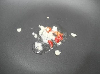 step1: 首先在鍋中倒些許油將蒜末及辣椒末炒香~~