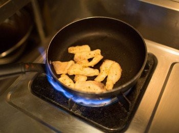 step4: 把魚片下鍋煎到皮微焦酥脆