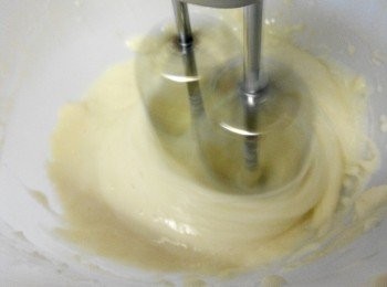 step5: 布丁製作：

将鱼胶粉加上热开水搅拌备用。另外将甜炼乳加上柠檬汁