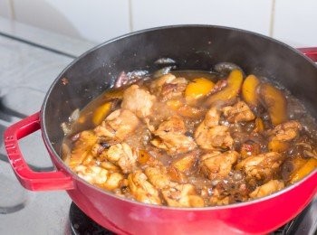 step9: 4 分鐘後打開蓋子，把材料拌一拌勻，還有把雞肉反面，再次蓋住多煮最後 4 分鐘