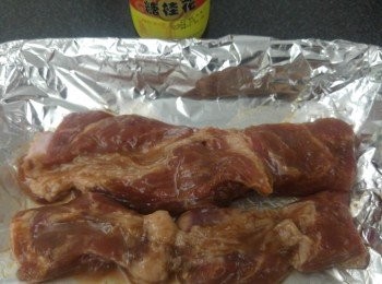 step2: 焗爐預先預熱, 爐温設220度焗製時間40分鐘, 焗盤鋪上錫紙, 將梅頭肉放在焗盤, 餘下<span class="group_2">醃料</span>留起備用。