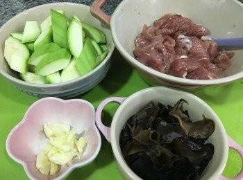 step1: 豬柳洗淨用廚房紙印乾水份切薄片後, 用醃料醃約半小時以上, 翠肉瓜去皮切件, 雲耳浸水發大後汆水, 榨乾水後切去中間硬的部份, 蒜頭切碎, 隨意切紅蘿蔔薄片(也可以印為花及星圖案)