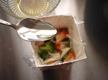 step8: 材料放入紙盒約1/3就可將高湯凍加入至<span class="group_1">食材</span>高度,然後再放<span class="group_1">食材</span>...重覆這樣的動作直到紙盒的8分滿即可