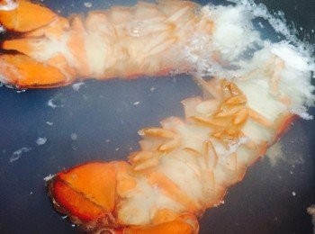 step1: 已解凍的<a href="https://bit.ly/3CaaqmB" target="_blank" data-keyword="龍蝦尾" class="guide-link"><strong>龍蝦尾</strong></a> <span style="display:inline-block;vertical-align:middle;margin-top:-3px;color:initial;border-radius:3px;padding:2px 3px;font-size:12px;line-height:14px;background:#87d300;color:#fff;">即買</span> 放入已加鹽的滾水水中以大火灼熟，參考時間為每一磅龍蝦加一分鐘。即一磅龍蝦灼兩分鐘，半磅則灼一分半鐘。