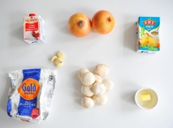 step1: 用中火把牛油煮溶， 放入洋蔥，蒜頭及蘑菇炒香，加蓋煮至熟