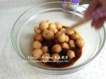 step7: 煮魷魚期間將魚蛋放入醃魷魚的<span class="group_2">醃料</span>內拌勻靜待10分鐘