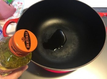 step3: 巴馬火腿和燒烤菇切塊狀。燒熱鑊，然後下油