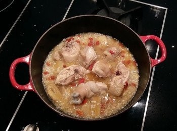 step9: 這次採用"一鍋到底"烹煮麻油雞飯,拌炒至米粒吸收了一半的醬汁,蓋上鍋蓋煮滾後,轉文火(小火)煮15分鐘,熄火後燜20-25分鐘即完成。