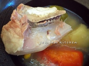 step1: 西施骨汆水撈起沖淨，粟米切件，青紅蘿蔔去皮。煲滾水，放入所有材料，大火煮至滾起再煲10分鐘出味，加蓋收小火煲1-1.5小時，以鹽調味即可。識食嘅一定係買有軟骨部分嘅西施骨啦！
其他食譜，請看我的個人facebook專頁： https://www.facebook.com/pages/Jan-Jan-Kitchen/1013038405396937