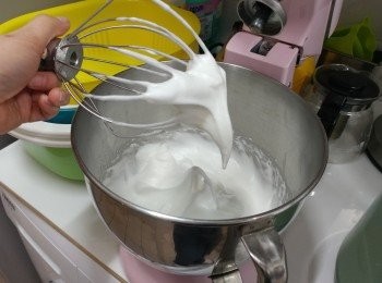 step4: 蛋白分三次加入砂糖打至起泡, 最後加入他他粉打至柔軟尖鋒狀蛋白霜