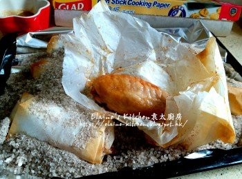 step9: 期間將沙薑粉 , 熟油及麻油拌勻成沙薑汁 , 焗好的<a href="https://bit.ly/3zHU5V3" target="_blank" data-keyword="雞翼" class="guide-link"><strong>雞翼</strong></a> <span style="display:inline-block;vertical-align:middle;margin-top:-3px;color:initial;border-radius:3px;padding:2px 3px;font-size:12px;line-height:14px;background:#87d300;color:#fff;">即買</span> 小心去除焗爐紙即可