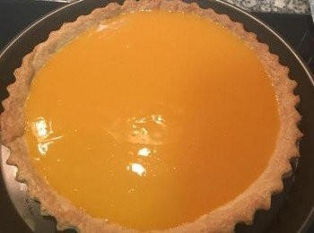 step5: 芒果泥可依芒果的甜度自行以糖粉調整。 待派皮冷卻後脫模,就可將芒果布丁液倒入派皮中。放冷藏約1-1.5小時,放冷凍庫則約35-40分鐘,搖晃派皮時布丁液不會流動即可開始裝飾。裝飾完成後可用杏桃果醬1：水2調出的果醬水塗在裝飾的水果上,不但保濕而且會亮亮的！最後撒上檸檬皮或放薄荷葉,冰涼芒果布丁完成。