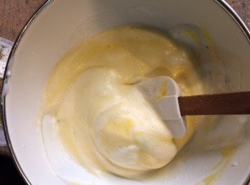 step1: 1)蛋白打至起泡,糖分2次加入用高速打至蛋白起角