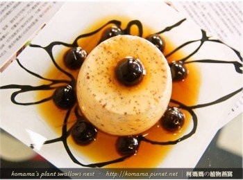 step5: 黑木耳QQ圓(咖啡)對切成兩半後，隨意擺放在碗盤上即可。