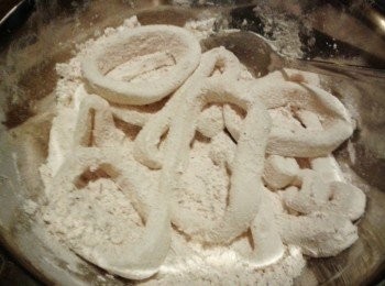 step1: 將魷魚圈洗淨，用廚紙吸乾水份。將所有其餘材料及魷魚放入碗內或密實袋內拌勻，靜置半小時