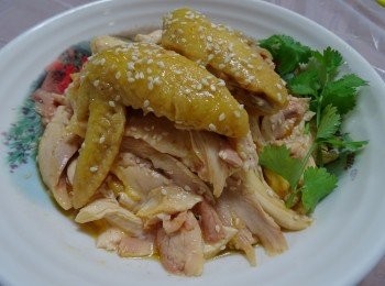 step4: 翻熱雞汁淋在雞肉上， 灑上芝麻，蔥粒便完成。