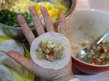 step4: 餡料放餃子皮中心，四邊點少許水。