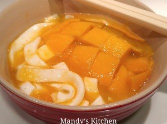 step7: 將罐裝芒果汁倒入碗中做成上湯,再加入芒果蓉和芒果粒即成。