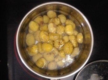 step1: 先做<span class="group_1">栗子蓉</span>
去殼栗子連水一起用小火煮20分鐘