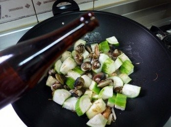 step4: 開中火加米酒與蛤蠣.蝦子 炒至蛤蠣開.絲瓜為自己喜歡的軟硬度止(我個人是喜歡微軟帶點口感)起鍋加少許的鹽帶出絲瓜的甜(若蛤蠣量多的話就勿再加鹽了)