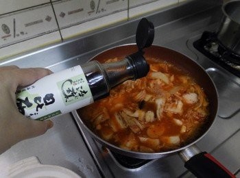 step3: 倒入高湯後加一小匙淬釀日式和風醬油露北海道昆布，加上1大匙的糖。(因為韓國泡菜會越熬越酸辣!依個人口味加適當的糖)