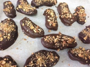 step4: 放室溫陰涼處待表層朱古力漿自然冷卻凝固啞面朱古力脆皮面