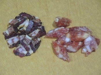 step3: 臘腸臘肉切片。