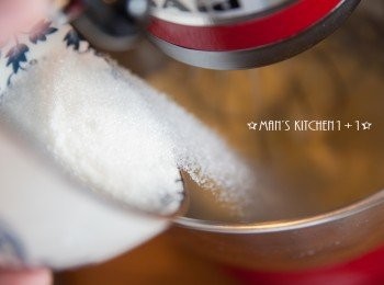 step5: 等待麵團發酵的時間，將 KitchenAid 多功能攪拌機換上球狀攪拌器頭，先將無鹽奶油打到顏色約略變白後，再來加入糖一起攪拌。