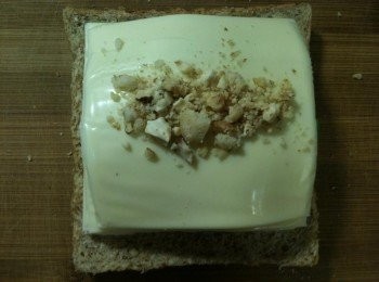 step8: 依序放上起士片和步驟2的堅果碎。