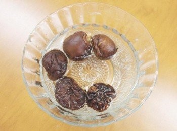 step1: 先將香菇用熱水泡軟後切絲備用。